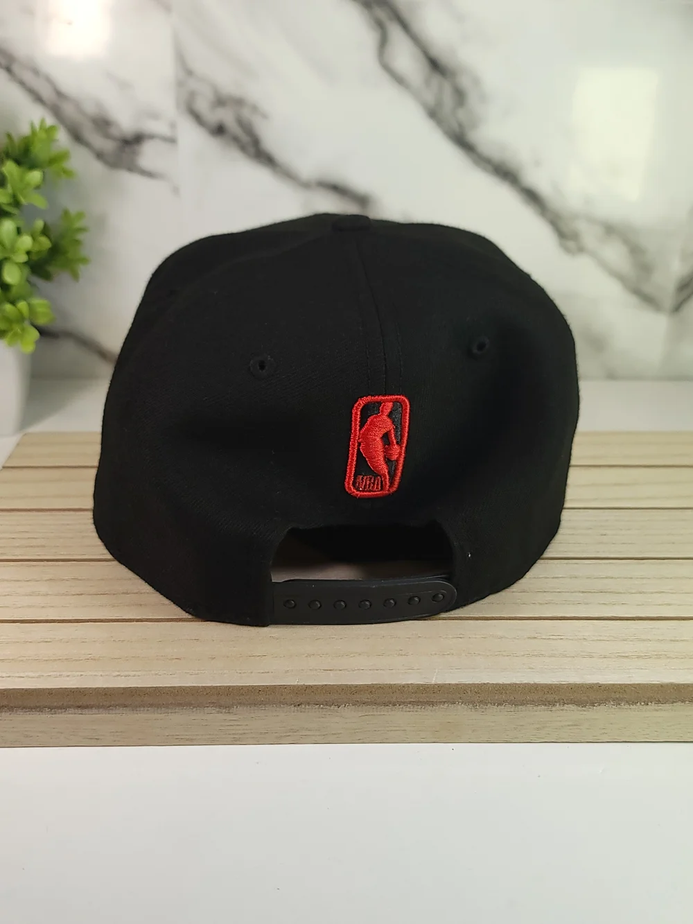 Toronto Raptors Black Cap with Red Embroidered Basketball Red Logo Snapback - Picture 4 of 8